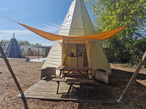 HÉBERGEMENT INSOLITE 4 personnes - TIPI SANS SANITAIRES