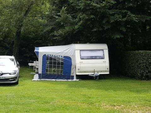 Emplacement - Avec électricité 10A et eau