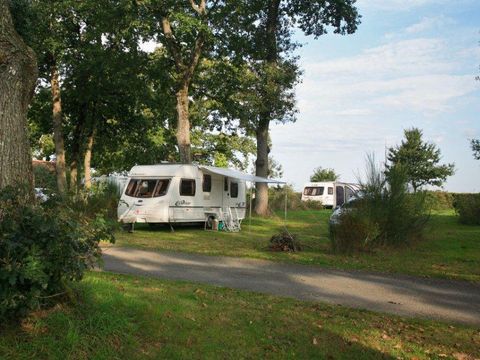 Emplacement - Avec électricité 10A, eau, évacuation