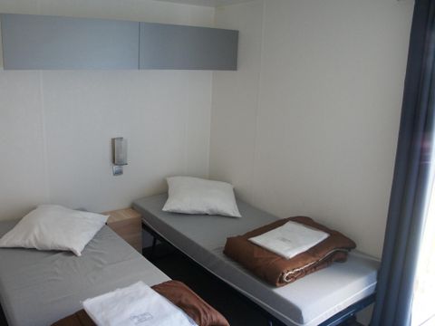 MOBILHOME 4 personnes - Premium 32m² 2 chambres + 2 salles de bain + lit 160 + 2 TV + climatisation