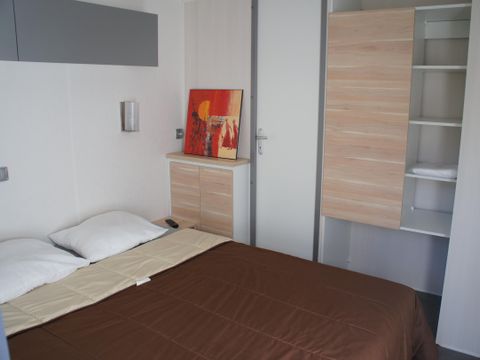 MOBILHOME 4 personnes - Premium 32m² 2 chambres + 2 salles de bain + lit 160 + 2 TV + climatisation