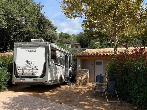 Emplacement - Grand confort avec sanitaire Individuel - Plancha