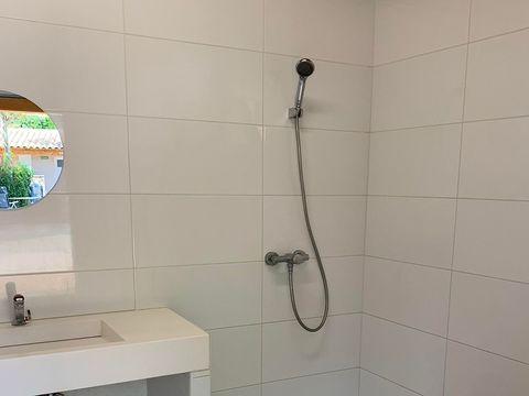 Emplacement - Grand confort avec sanitaire Individuel - Plancha
