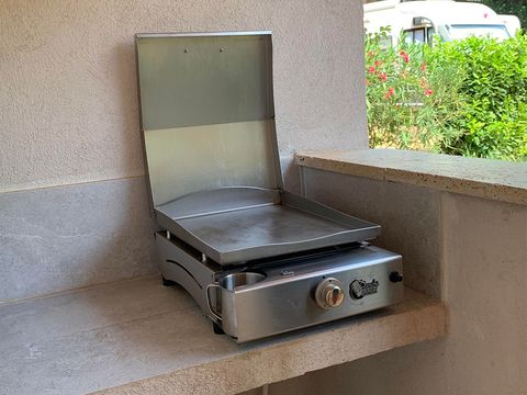 Emplacement - Grand confort avec sanitaire Individuel - Plancha