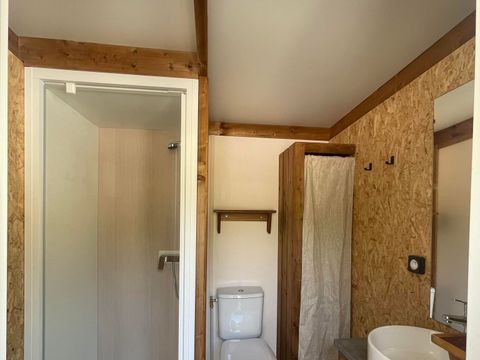 Emplacement - Avec sanitaire individuel uniquement pour caravane ou camping car - Électricité 10A