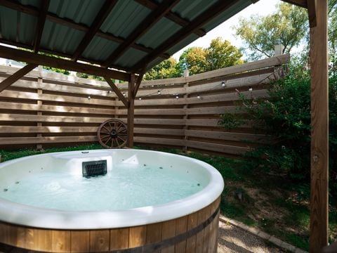 HÉBERGEMENT INSOLITE 2 personnes - POD + JACUZZI PRIVATIF - 1 Chambre 