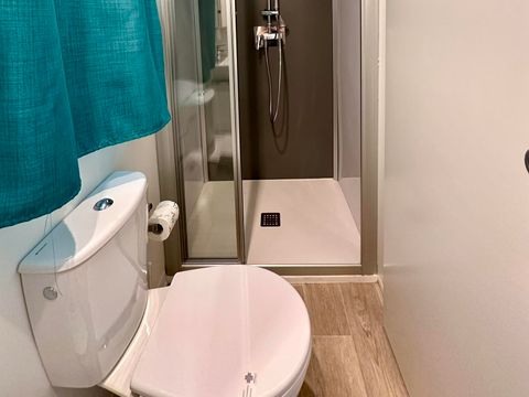 Mobilhome 2 personnes - Premium avec 2 chambres - 2 salles de bain - 2 personnes incluses - 2 personnes supplémentaires possibles moyennant supplément - Veuillez contacter le camping