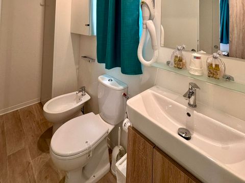 Mobilhome 2 personnes - Premium avec 2 chambres - 2 salles de bain - 2 personnes incluses - 2 personnes supplémentaires possibles moyennant supplément - Veuillez contacter le camping
