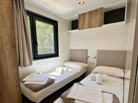Mobilhome 2 personnes - Luxe avec 2 chambres - 2 salles de bain - 2 personnes incluses - 2 personnes supplémentaires possibles avec supplément - Veuillez contacter le camping