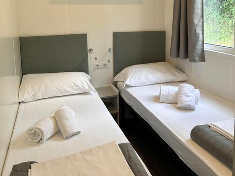 Mobilhome 2 personnes - Supérieur avec 3 chambres - 2 salles de bain - 2 personnes incluses - 4 personnes supplémentaires possibles avec supplément - Contacter le camping