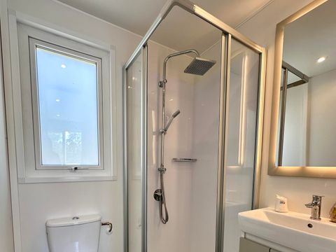 Mobilhome 2 personnes - Supérieur avec 3 chambres - 2 salles de bain - 2 personnes incluses - 4 personnes supplémentaires possibles avec supplément - Contacter le camping