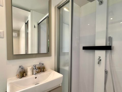 Mobilhome 2 personnes - Supérieur avec 3 chambres - 2 salles de bain - 2 personnes incluses - 4 personnes supplémentaires possibles avec supplément - Contacter le camping