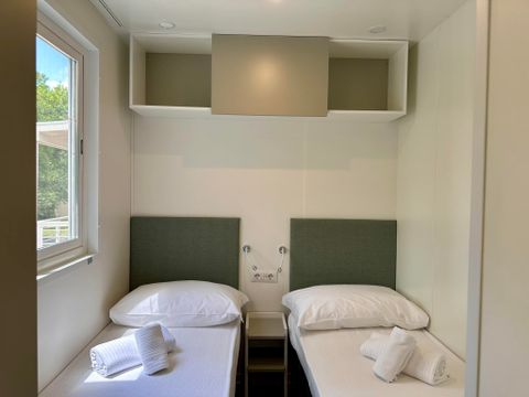 Mobilhome 2 personnes - Supérieur avec 3 chambres - 2 salles de bain - 2 personnes incluses - 4 personnes supplémentaires possibles avec supplément - Contacter le camping