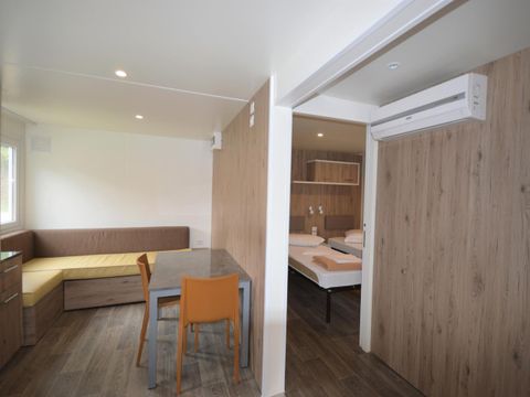 Mobilhome 2 personnes - Accessible aux personnes à mobilité réduite - 2 personnes incluses - 2 personnes supplémentaires possibles avec supplément - Contacter le camping