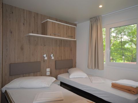 Mobilhome 2 personnes - Accessible aux personnes à mobilité réduite - 2 personnes incluses - 2 personnes supplémentaires possibles avec supplément - Contacter le camping