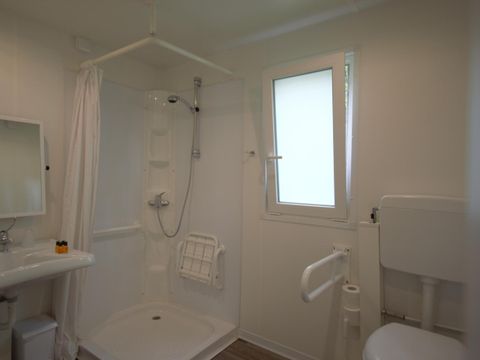 Mobilhome 2 personnes - Accessible aux personnes à mobilité réduite - 2 personnes incluses - 2 personnes supplémentaires possibles avec supplément - Contacter le camping