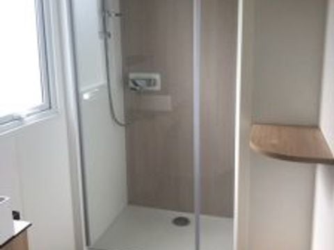MOBILHOME 5 personnes - 2 chambres premium 32m2 avec terrasse couverte de 18m2 lave vaisselle ,2 transats