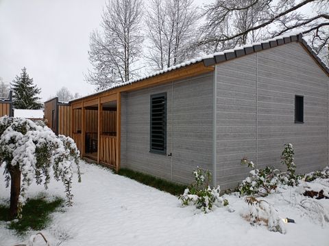 CHALET 4 personnes - Premium 42m² - 2 chambres + Terrasse couverte + Clim réversible + TV