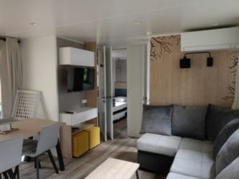 MOBILHOME 6 personnes - Premium 40m² - 3 chambres - 2 salles de bain + Terrasse couverte + Clim réversible + TV
