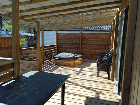 MOBILHOME 4 personnes - SPA Premium 40m² - 2 chambres + Terrasse couverte + Clim réversible + TV