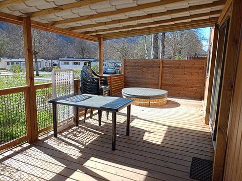 MOBILHOME 6 personnes - SPA Premium 40m² - 3 chambres - 2 salles de bain + Terrasse + Clim réversible + TV