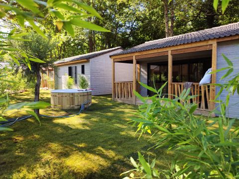 CHALET 6 personnes - Premium 56m² - 3 chambres + Terrasse couverte + Clim réversible + TV