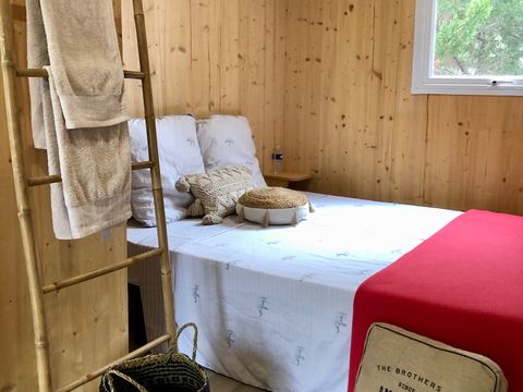 HÉBERGEMENT INSOLITE 2 personnes - ROULOTTE INSOLITE Vue Réserve - Draps, serviettes et ménage inclus