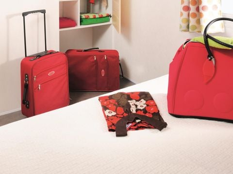 MOBILHOME 4 personnes - Confort 27m² 2 chambres + terrasse semi-couverte 18m² + TV + CLIM