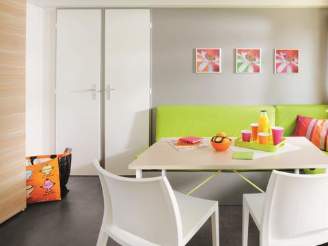 MOBILHOME 4 personnes - Confort 27m² 2 chambres + terrasse semi-couverte 18m² + TV + CLIM