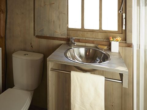 HÉBERGEMENT INSOLITE 4 personnes - Cabane Lodge Bois sur pilotis Standard 38m² (2 chambres) dont terrasse couverte 12m² + TV 4 pers. 