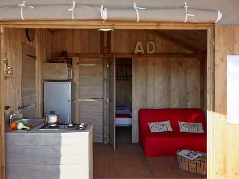 HÉBERGEMENT INSOLITE 4 personnes - Cabane Lodge Bois sur pilotis Standard 38m² (2 chambres) dont terrasse couverte 12m² + TV 4 pers. 