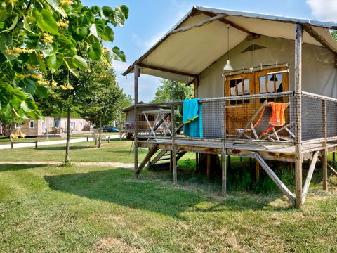 HÉBERGEMENT INSOLITE 4 personnes - Cabane Lodge Bois sur pilotis Standard 38m² (2 chambres) dont terrasse couverte 12m² + TV 4 pers. 
