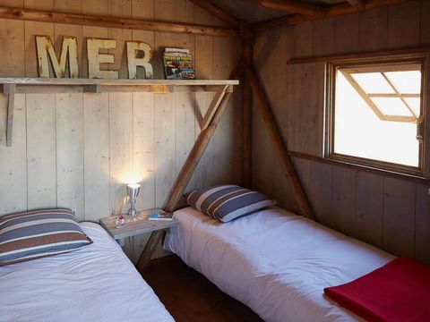 HÉBERGEMENT INSOLITE 4 personnes - Cabane Lodge Bois sur pilotis Standard 38m² (2 chambres) dont terrasse couverte 12m² + TV 4 pers. 