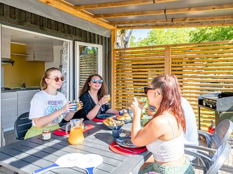 MOBILHOME 4 personnes - Homeflower Premium 29m² - 2 chambres + terrasse semi-couverte + TV + draps + serviettes + CLIM