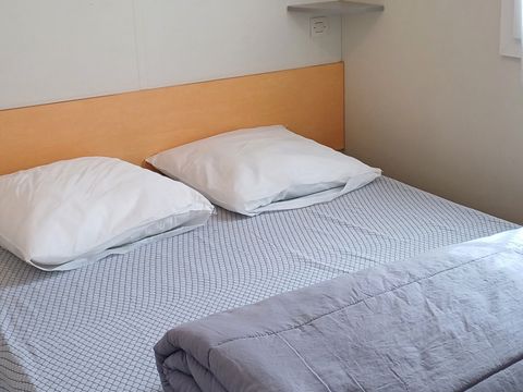 Mobilhome 5 personnes - Mobil-home IRIS - 5 personnes (4 adultes + 1 enfant de -9 ans petit lit en hauteur) - 2 chambres