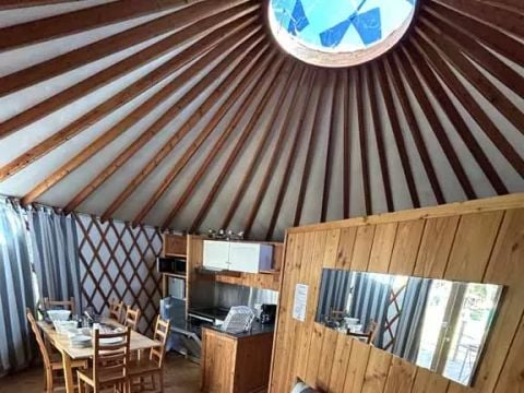 HÉBERGEMENT INSOLITE 8 personnes - YOURTE CLIMATISÉE 6/8 Pers