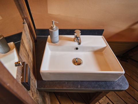 HÉBERGEMENT INSOLITE 4 personnes - Tipi Insolite Premium Cochise 2 ch. - SDB