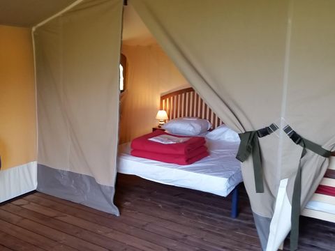 TENTE TOILE ET BOIS 5 personnes - Ecolodge toilé meublé 35 m² - 2 chambres - sans sanitaires - terrasse couverte face aux étangs