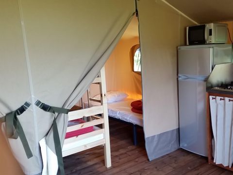 TENTE TOILE ET BOIS 5 personnes - Ecolodge toilé meublé 35 m² - 2 chambres - sans sanitaires - terrasse couverte face aux étangs