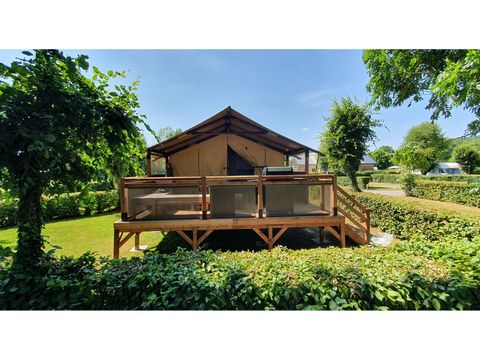 TENTE TOILE ET BOIS 5 personnes - Lodge confort meublée 32m² - sanitaires - grande terrasse couverte face aux étangs et BBQ - 2 ch -
