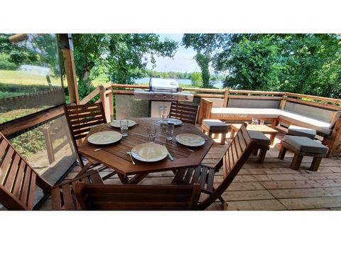 TENTE TOILE ET BOIS 5 personnes - Lodge confort meublée 32m² - sanitaires - grande terrasse couverte face aux étangs et BBQ - 2 ch -