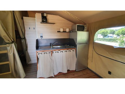TENTE TOILE ET BOIS 5 personnes - Lodge confort meublée 32m² - sanitaires - grande terrasse couverte face aux étangs et BBQ - 2 ch -
