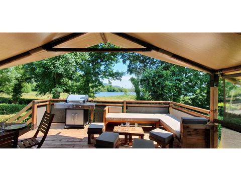 TENTE TOILE ET BOIS 5 personnes - Lodge confort meublée 32m² - sanitaires - grande terrasse couverte face aux étangs et BBQ - 2 ch -