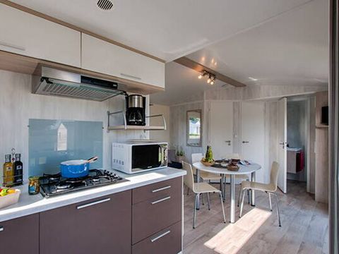 BUNGALOW 4 personnes - Mobil-home | Comfort | 2 Ch. | 4 Pers. | Terrasse surélevée non couverte | 1 SDB | TV