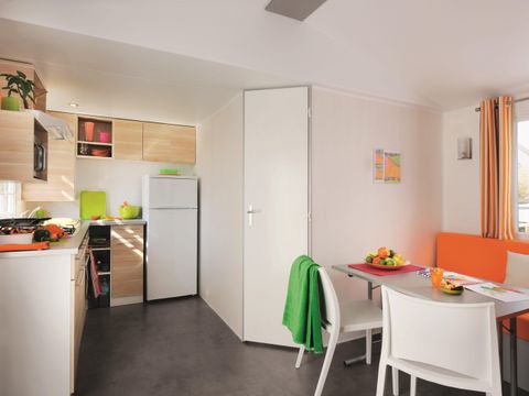 MOBILHOME 4 personnes - Mobil-home Confort 29m² (2 chambres) + TV + terrasse semi-couverte 18m² 4 pers. 