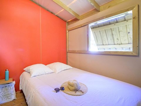 TENTE TOILE ET BOIS 5 personnes - Sweetflower Confort 43m² (2 chambres) + TV + draps + serviettes + terrasse semi-couverte de 11m² 4/5 pers.