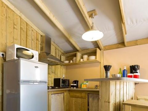 TENTE TOILE ET BOIS 5 personnes - Sweetflower Confort 43m² (2 chambres) + TV + draps + serviettes + terrasse semi-couverte de 11m² 4/5 pers.