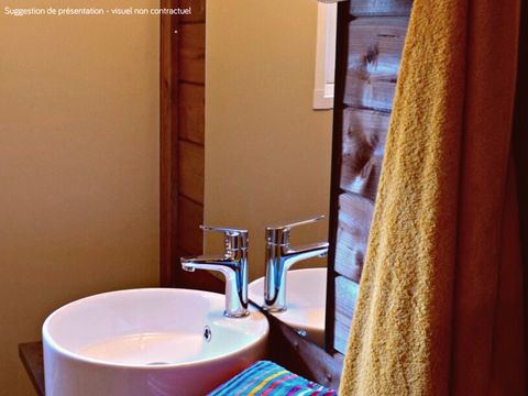 CHALET 5 personnes - Lodge VIP Premium 34m² - vue sur lac (2 chambres) + TV + draps + serviettes + terrasse couverte 11m² 4/5 pers.