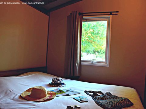 CHALET 5 personnes - Lodge VIP Premium 34m² - vue sur lac (2 chambres) + TV + draps + serviettes + terrasse couverte 11m² 4/5 pers.