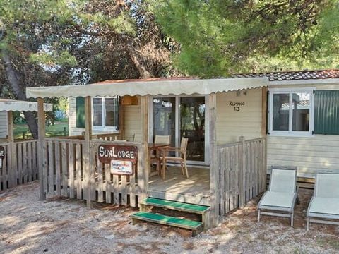 BUNGALOW 4 personnes - Mobil-home | Classic | 2 Ch. | 4 Pers. | Terrasse surélevée | 2 SDB | Clim. | TV